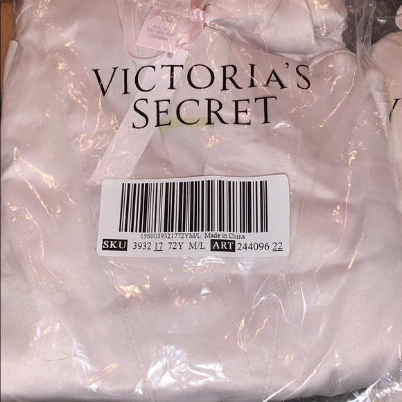 VS Bridal Lingerie & Robe - Picture 6 of 9